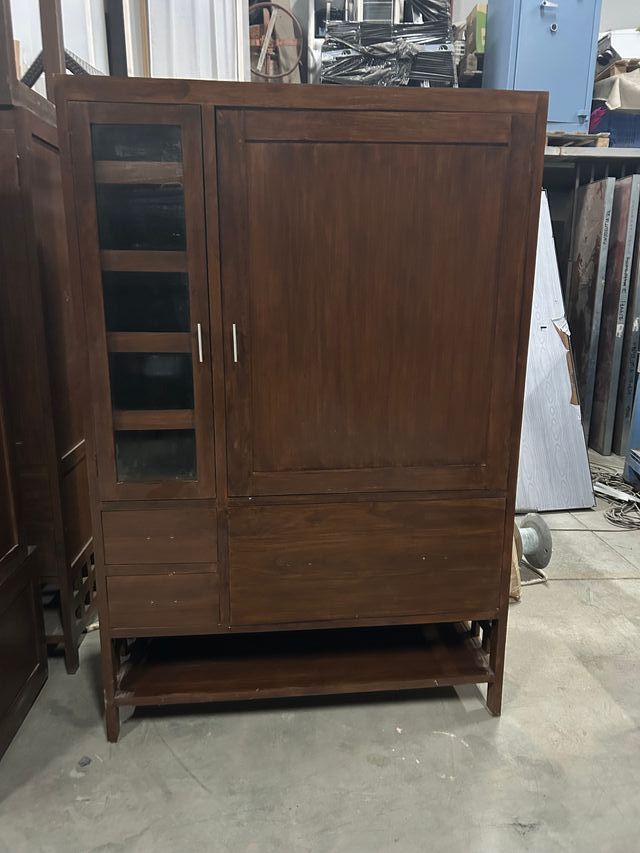 Armario pequeño de madera y cristal