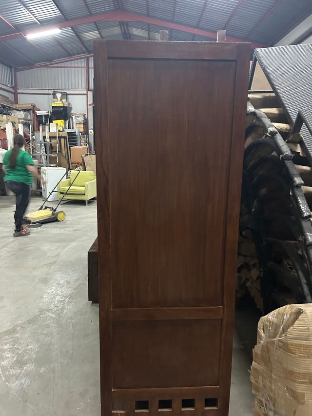 Armario pequeño de madera y cristal