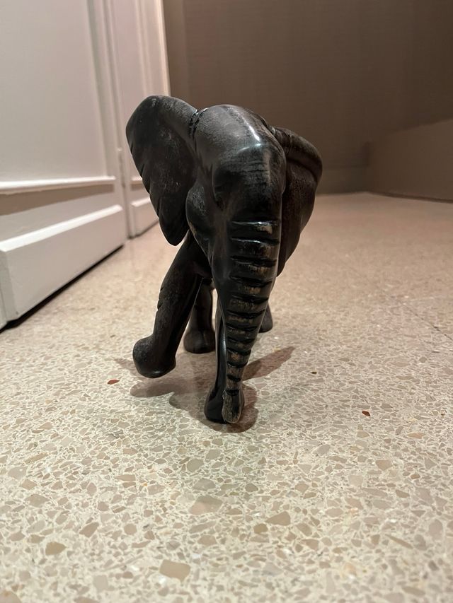 Elefante de madera de Tanzania