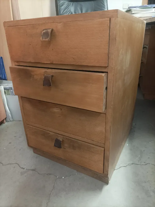 Cajonera de madera maciza con tiradores de cuero