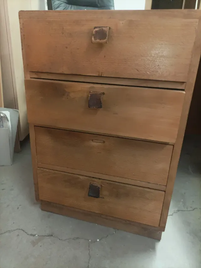 Cajonera de madera maciza con tiradores de cuero