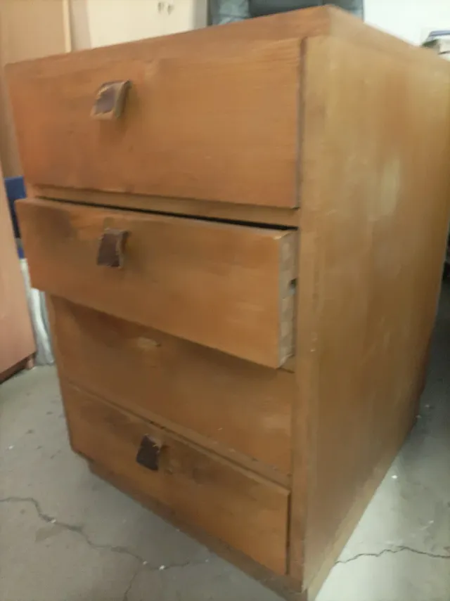 Cajonera de madera maciza con tiradores de cuero