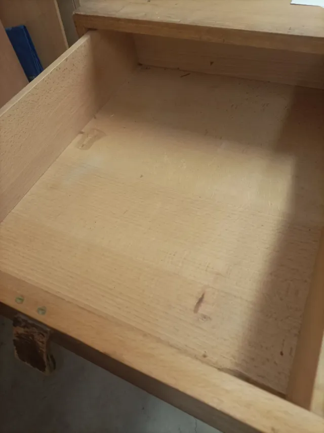 Cajonera de madera maciza con tiradores de cuero