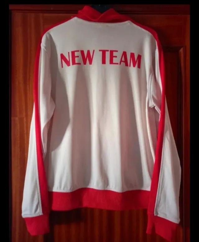 Chaqueta New Team Roja y Blanca