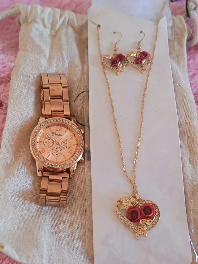 Conjunto Reloj, Pendientes y Colgante Corazón