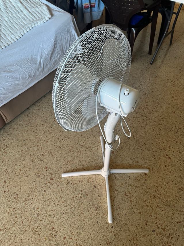 Ventilador de pie blanco