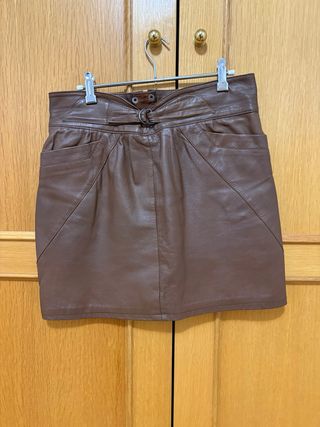 Falda de cuero marrón