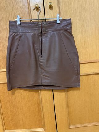 Falda de cuero marrón