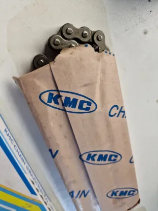 Cadena motor  KMC 428 130L