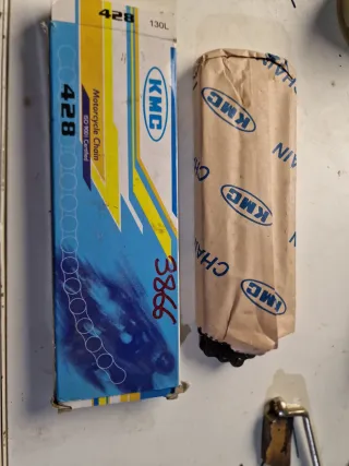 Cadena motor  KMC 428 130L