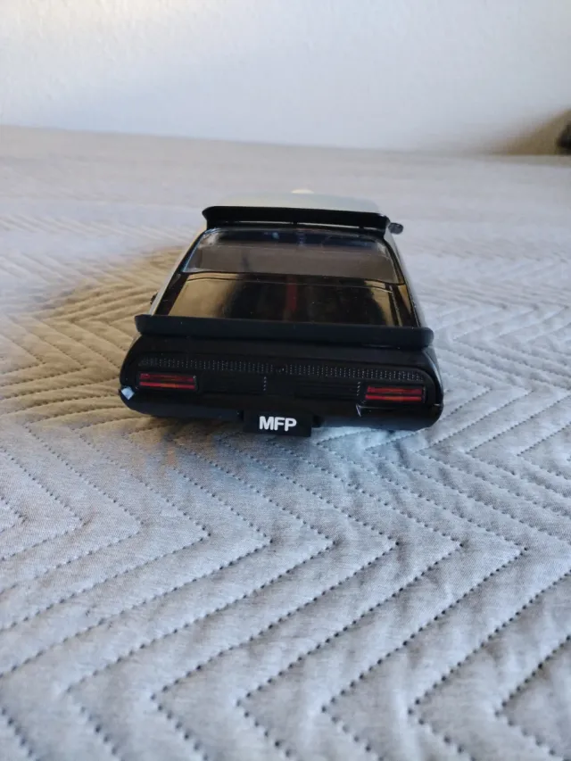 Coche V8 Interceptor 1:18 Negro