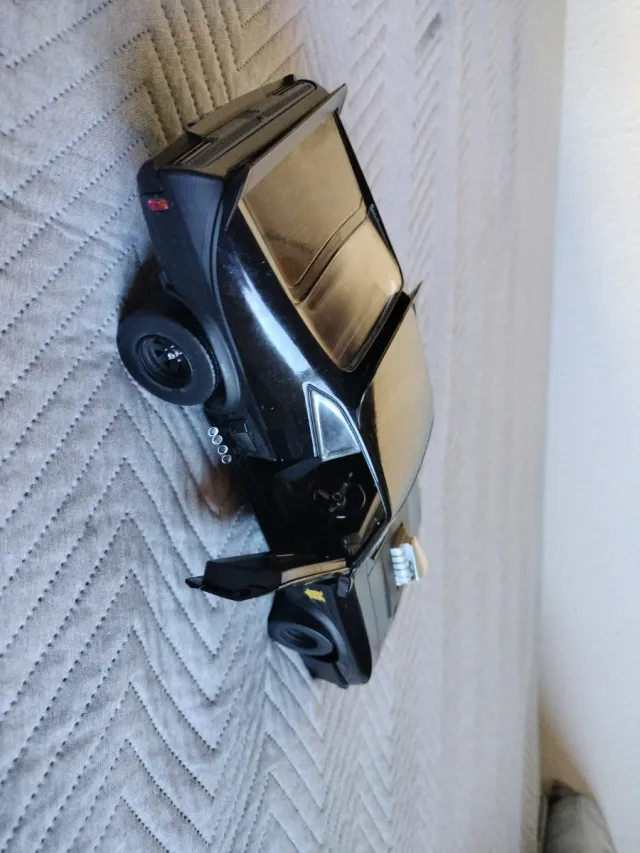 Coche V8 Interceptor 1:18 Negro