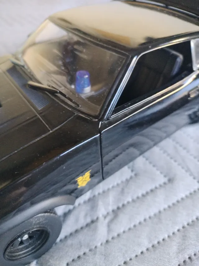 Coche V8 Interceptor 1:18 Negro