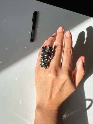 Anillo de bisutería con piedras