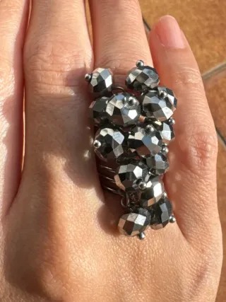 Anillo de bisutería con piedras
