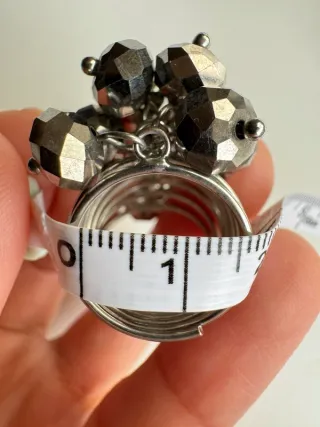 Anillo de bisutería con piedras