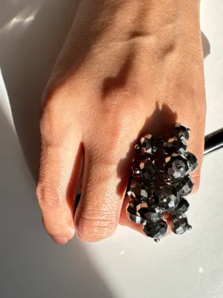 Anillo de bisutería con piedras