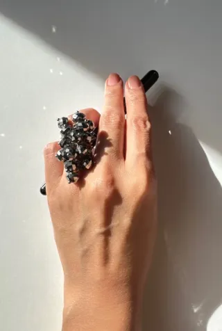 Anillo de bisutería con piedras