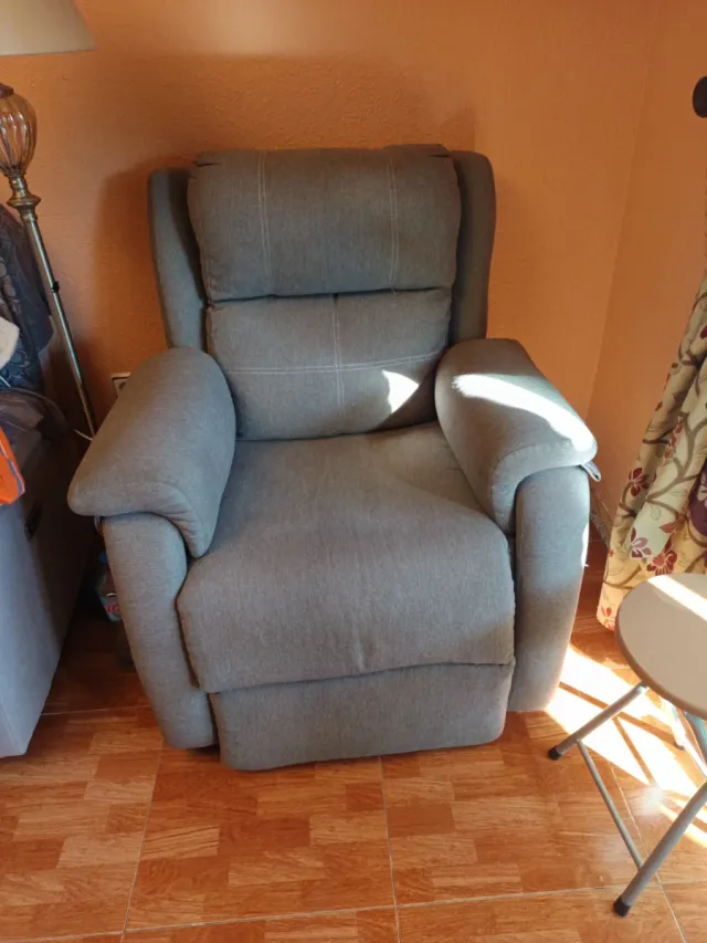 Butaca reclinable gris tela