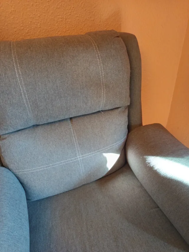 Butaca reclinable gris tela