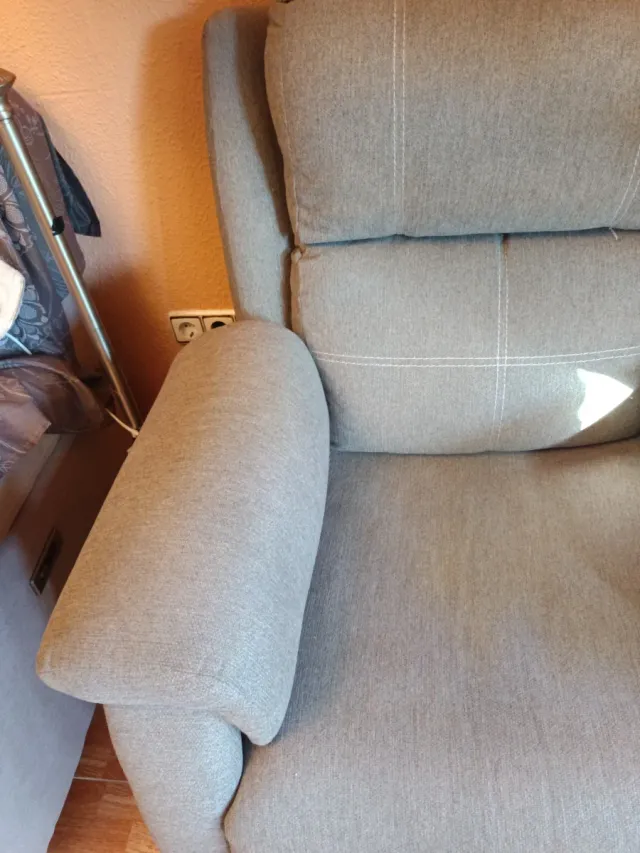 Butaca reclinable gris tela