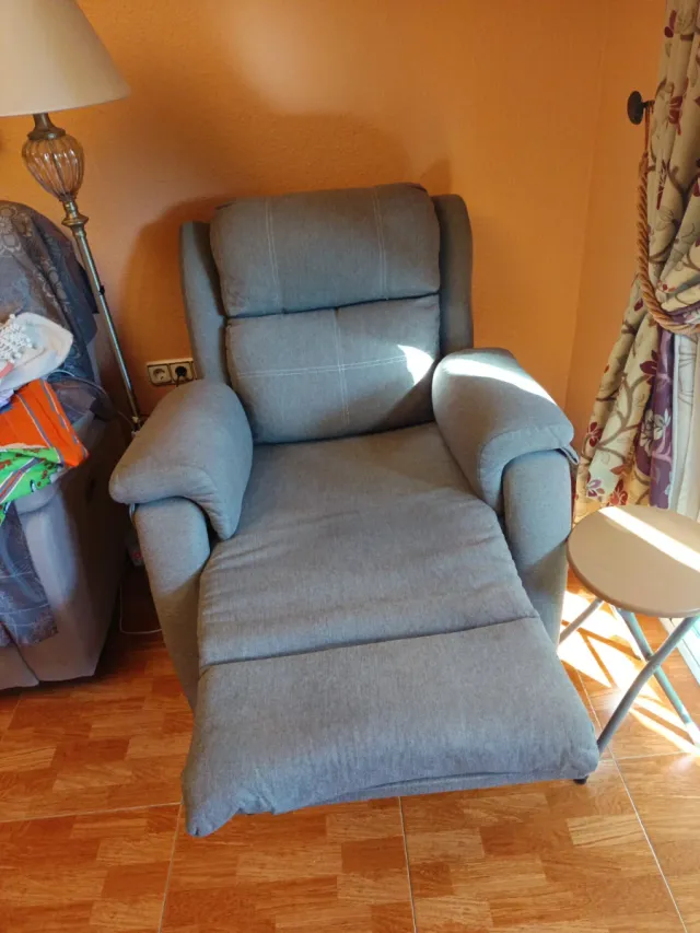 Butaca reclinable gris tela