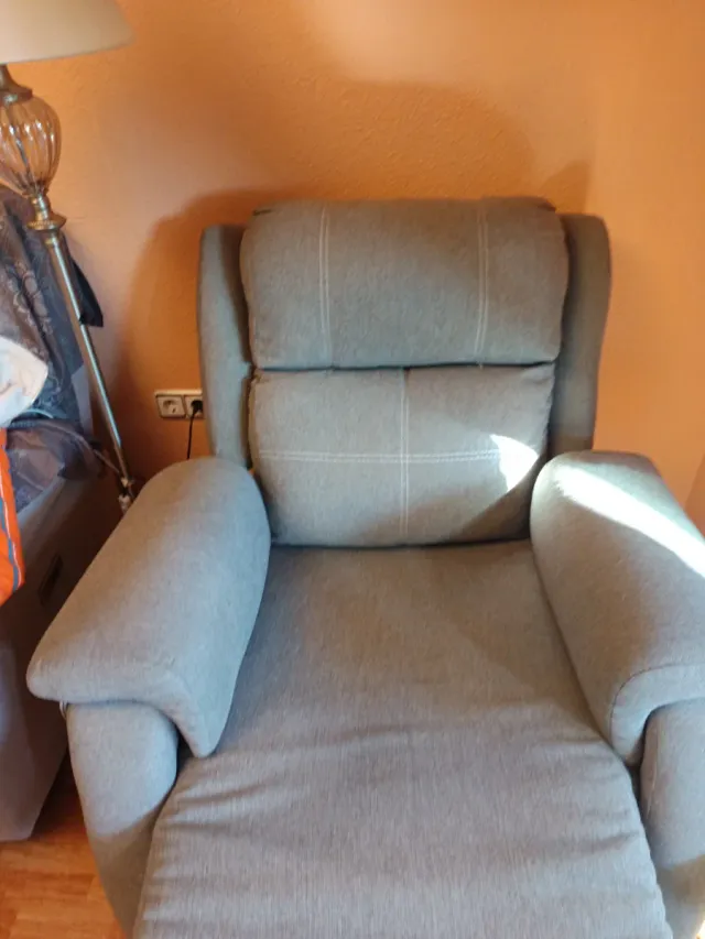 Butaca reclinable gris tela
