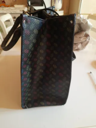 Borsa mano/tracolla nera con logo multicolor