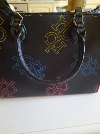 Borsa mano/tracolla nera con logo multicolor