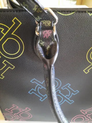 Borsa mano/tracolla nera con logo multicolor