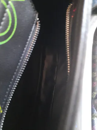 Borsa mano/tracolla nera con logo multicolor