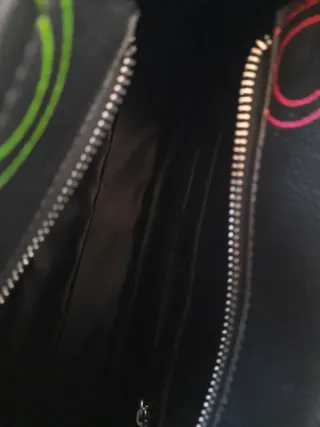 Borsa mano/tracolla nera con logo multicolor