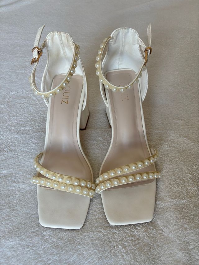 Sandalias blancas con perlas