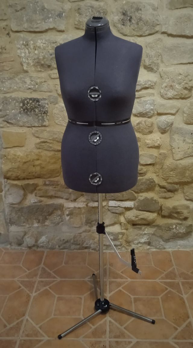 Maniquí ajustable gris y plateado