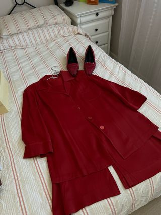 Traje chaqueta rojo y zapatos pespunte blanco