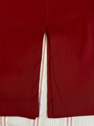 Traje chaqueta rojo y zapatos pespunte blanco