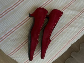 Traje chaqueta rojo y zapatos pespunte blanco