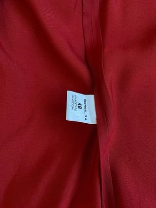 Traje chaqueta rojo y zapatos pespunte blanco