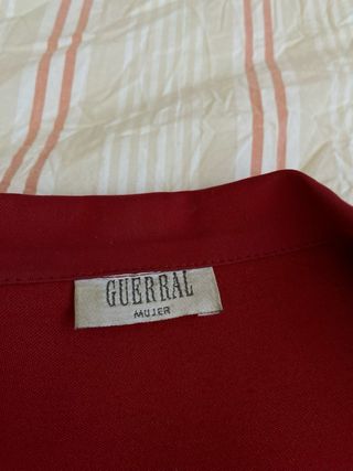 Traje chaqueta rojo y zapatos pespunte blanco