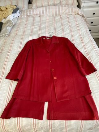 Traje chaqueta rojo y zapatos pespunte blanco