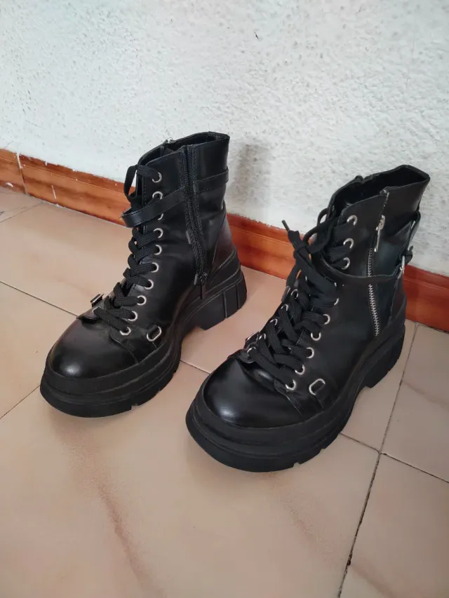 Botas negras con cordones y cremallera