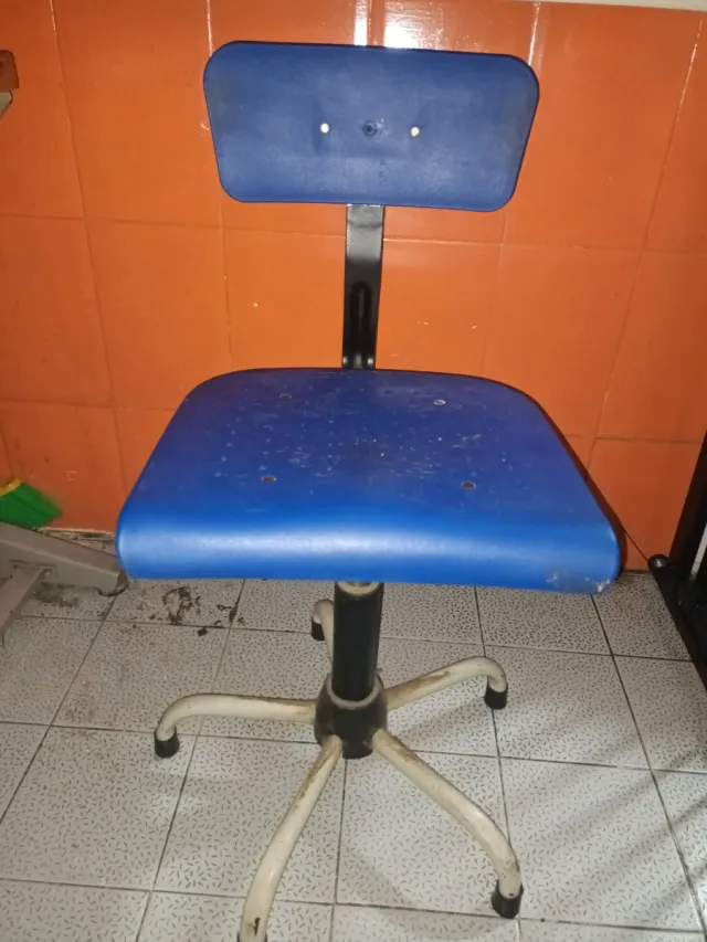 Silla de costura o aparadora azul