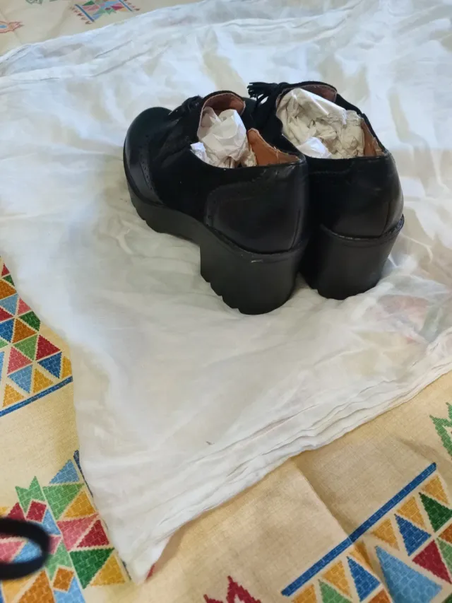 Mocasines negros con flecos y detalle