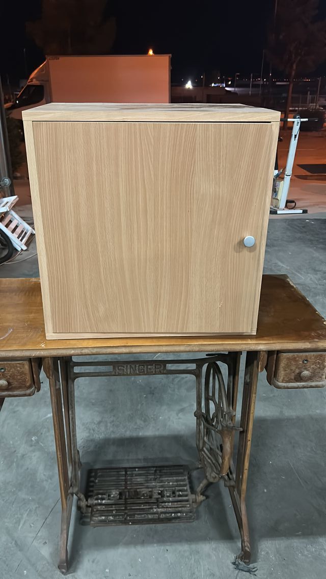 Mesilla de madera con puerta