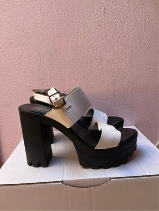 Sandali con tacco alto bianchi e neri