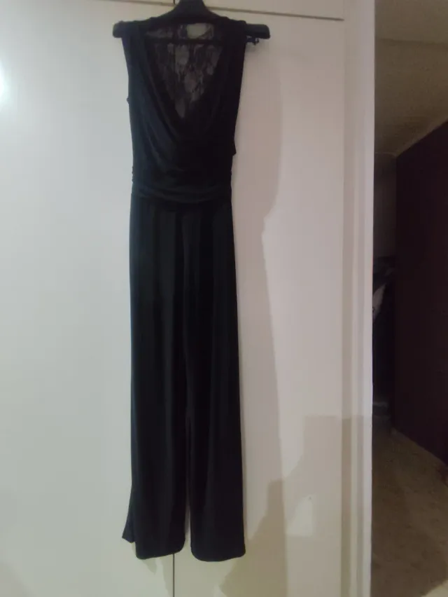 Mono negro elegante con encaje espalda L