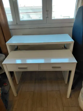 Escritorio blanco con cajones