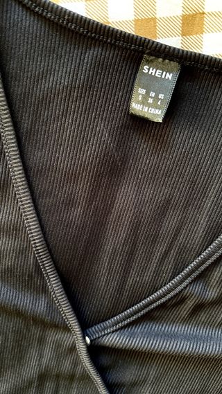 Vestido negro con abertura y botones