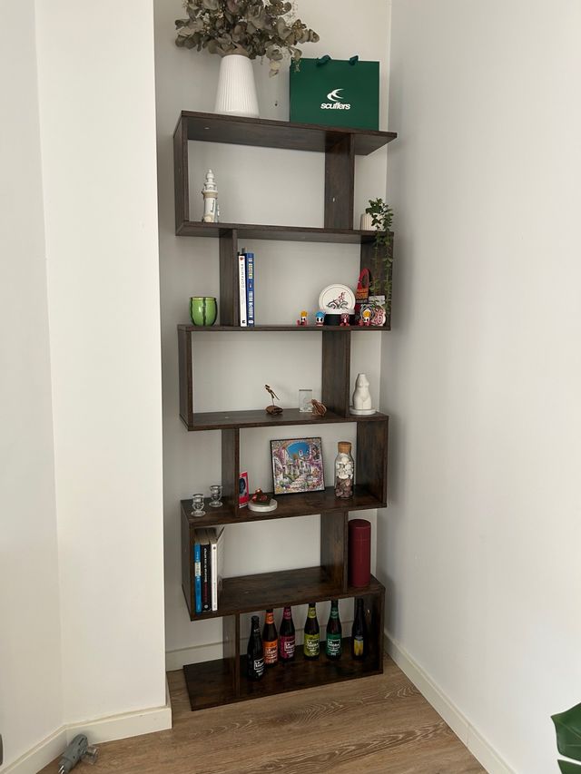 Estantería de madera con diseño moderno