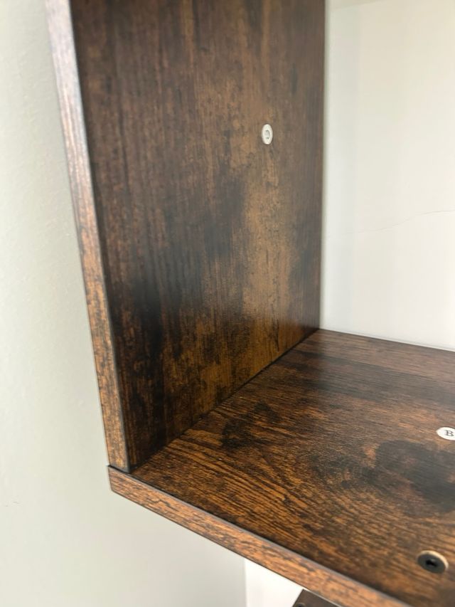 Estantería de madera con diseño moderno